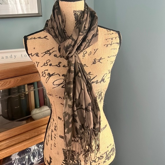 Scarf - Picture 1 of 3